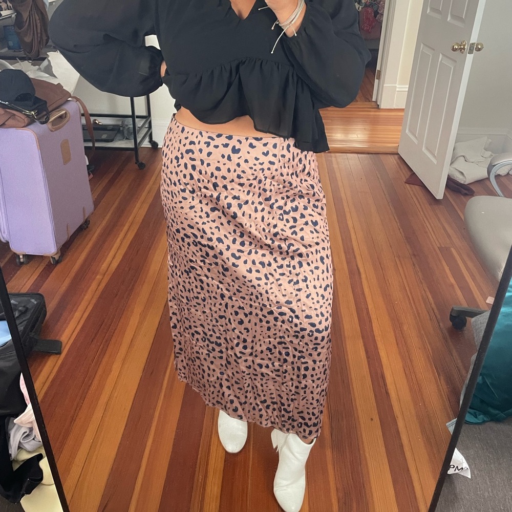 Cute silk patterned skirt with zipper in back